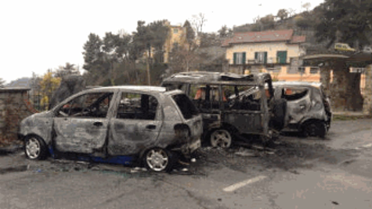 Raid Incendiario In Via Maciocio Distrutte Tre Auto La Stampa