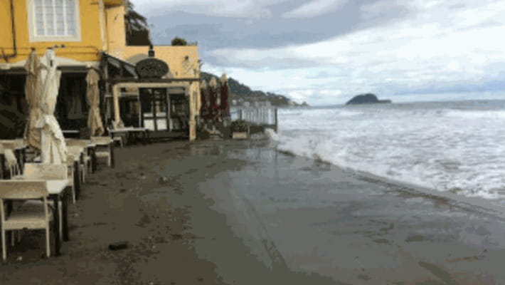 Mareggiata Ad Alassio Ma L allerta Maltempo Finita La Stampa