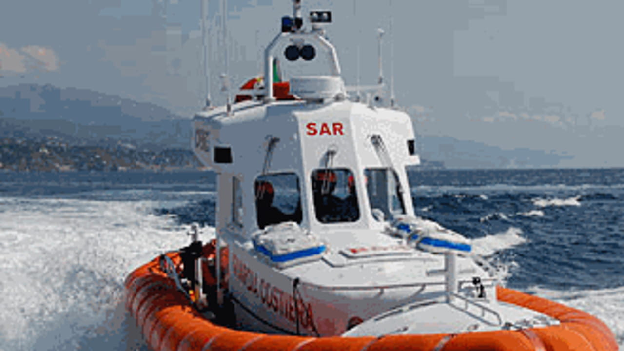 Peschereccio contro scogli a TermoliUn pescatore morto e altri 2 ...