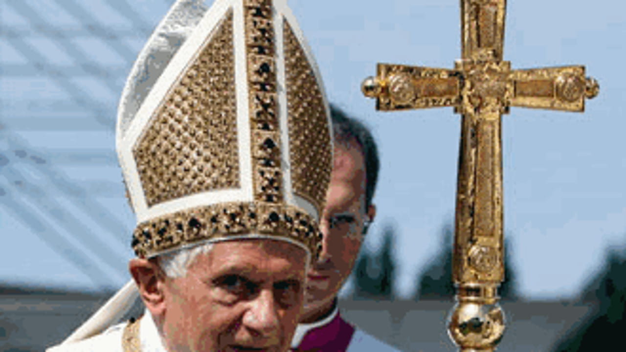Benedetto XVI: "Non dimentichiamole famiglie in crisi e i giovani