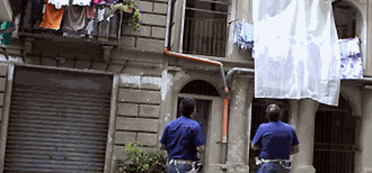 Bimba di tre anni cade dal balcone - La Stampa