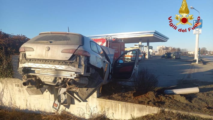 Dopo l’incidente con l’auto si schianta contro un muro - La Stampa