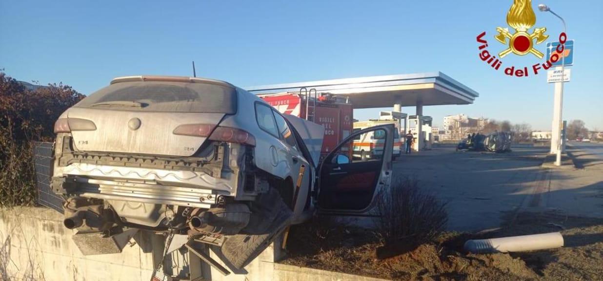 Dopo l’incidente con l’auto si schianta contro un muro - La Stampa