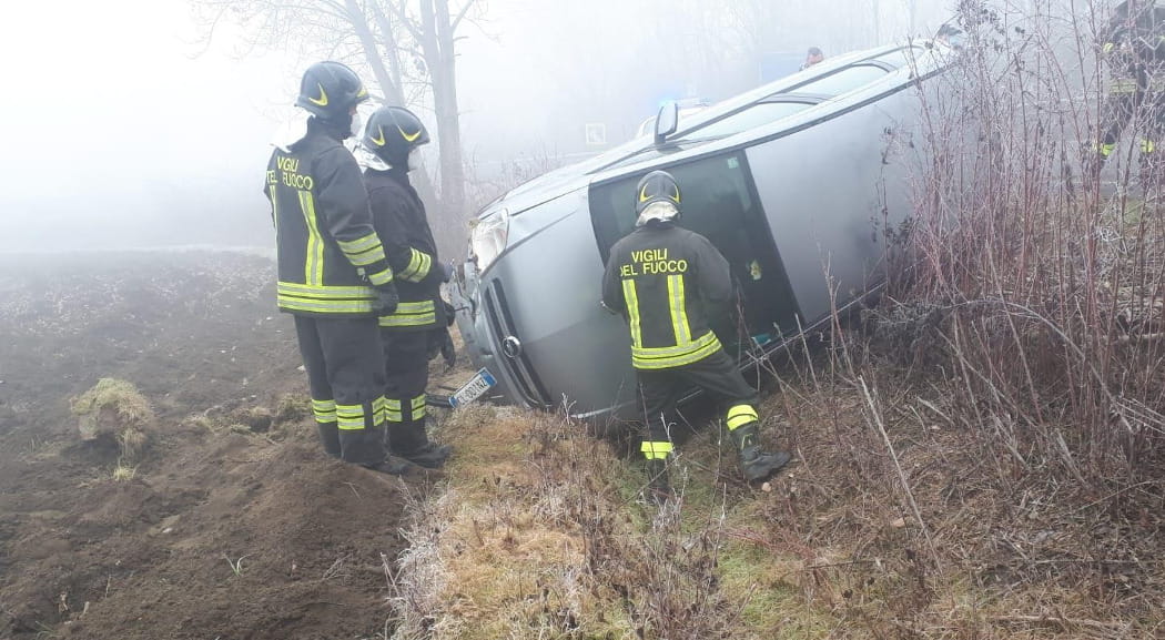 Auto finisce fuori strada e si ribalta sulla tangenziale di Casale - La ...