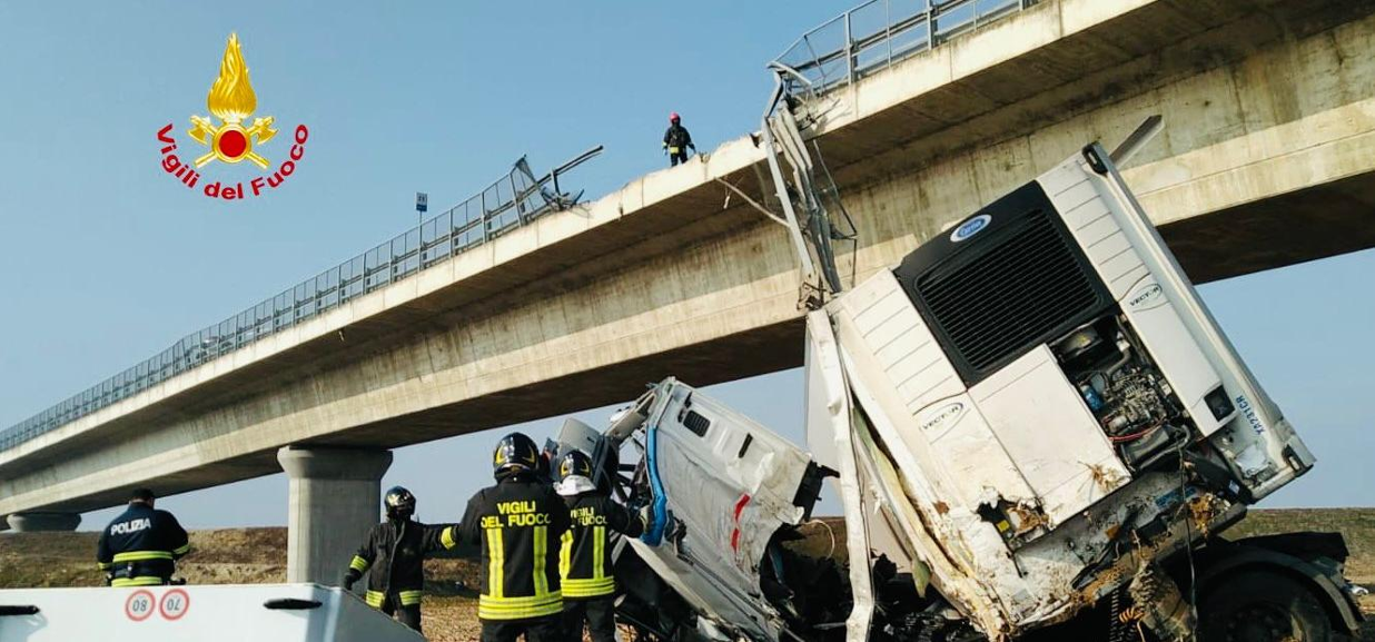 Auto Contro Tir Che Precipita Dal Ponte Un Morto E Un Ferito Grave 