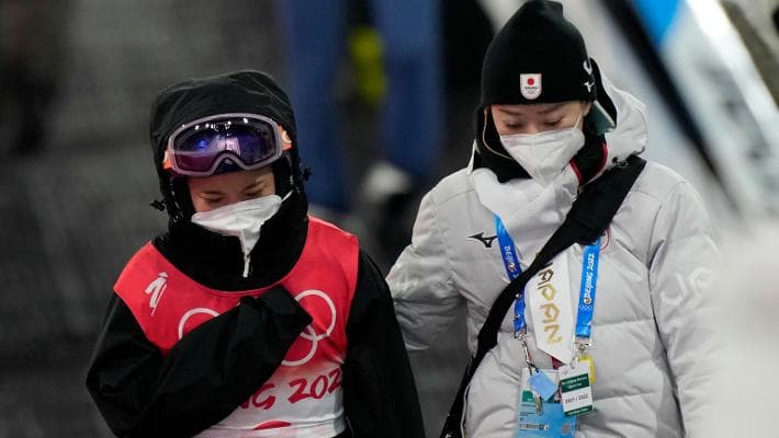 Pechino 2022, scoppia il caso tute irregolari nel salto con gli sci: cinque  atlete squalificate - La Stampa