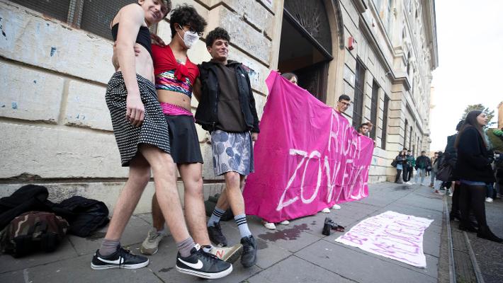 Roma Liceo Righi In Rivolta Per Le Offese Della Prof A Una Studentessa 