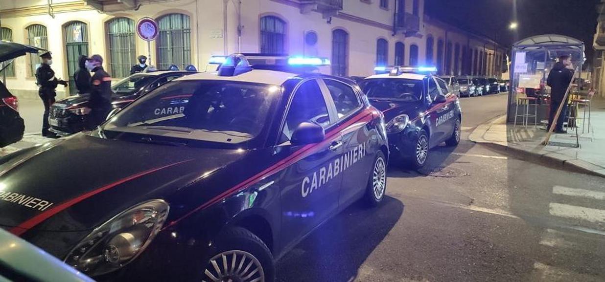 Torino Spara Alla Moglie E Scappa Poi Si Consegna I Carabinieri La 