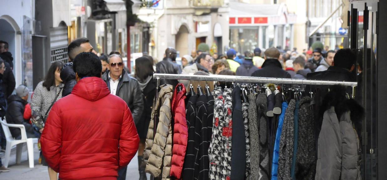 Consumi, nuova battuta d'arresto in Liguria. Abbigliamento in crisi nera:  -38% - La Stampa