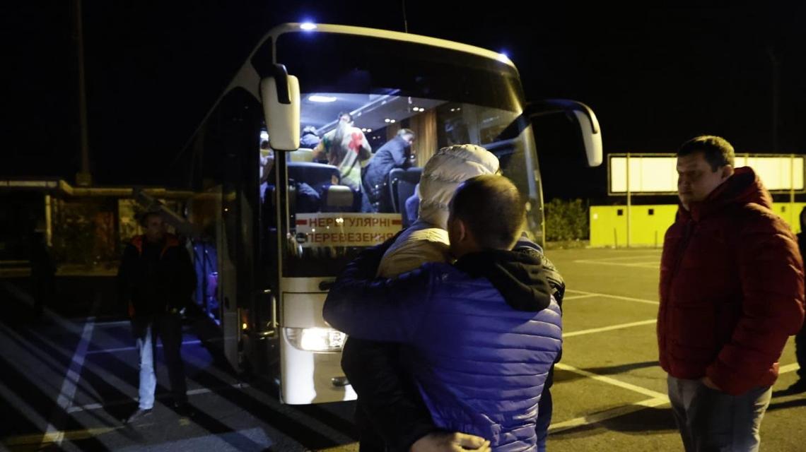 Arrivati a Borgomanero i primi profughi ucraini: un lungo viaggio di ...