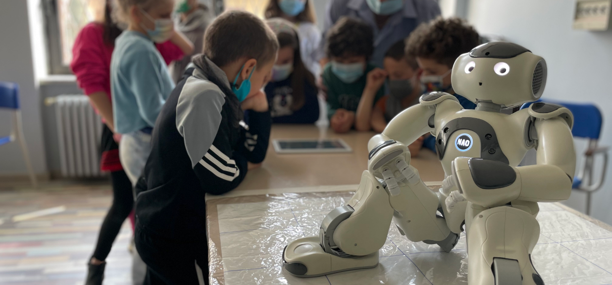 Robot Nao Insegna Agli Studenti Della Scuola Cervi Di Collegno La Stampa
