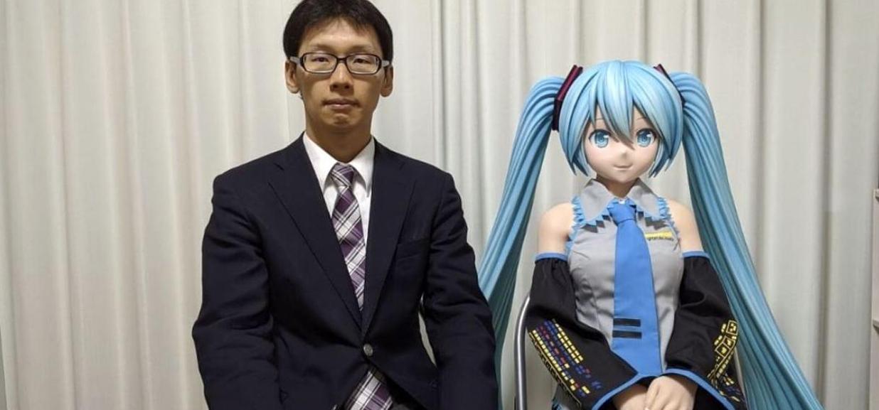 La storia di Akihiko Kondo, l’uomo che ha sposato un ologramma: si può essere felici amando un feticcio?