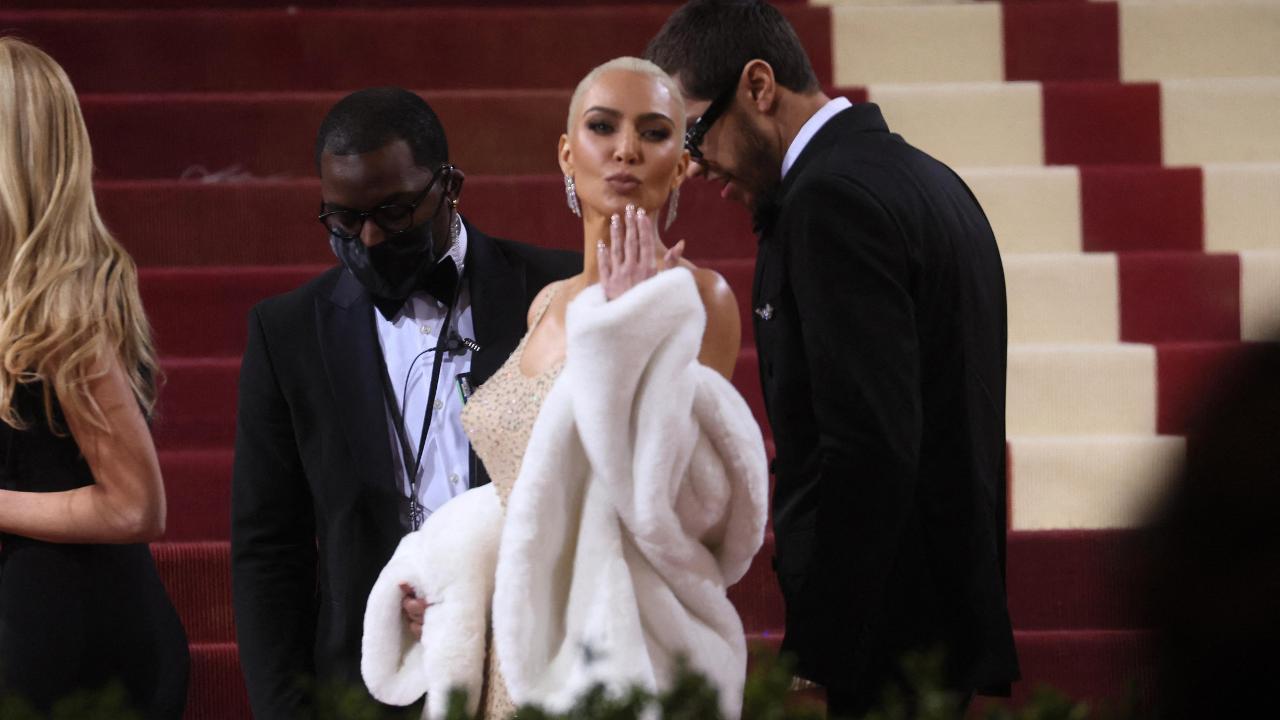 Met Gala, i look: Kardashian come Marilyn Monroe, Ferragni e Fedez in nero  Versace - La Stampa