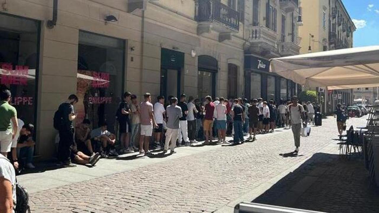 Dal mattino presto decine di skater in coda in via Mazzini a Torino per  comprare l'ultimo modello di scarpe Nike - La Stampa