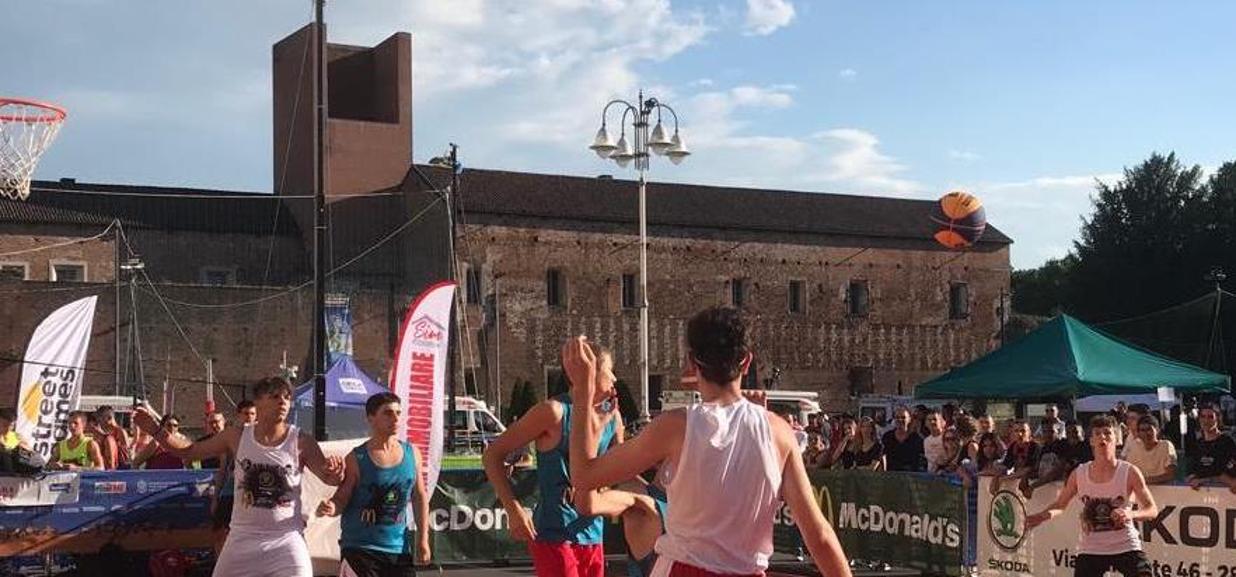 Ecco gli Streetgames, lo sport rilancia il centro di Novara - La Stampa