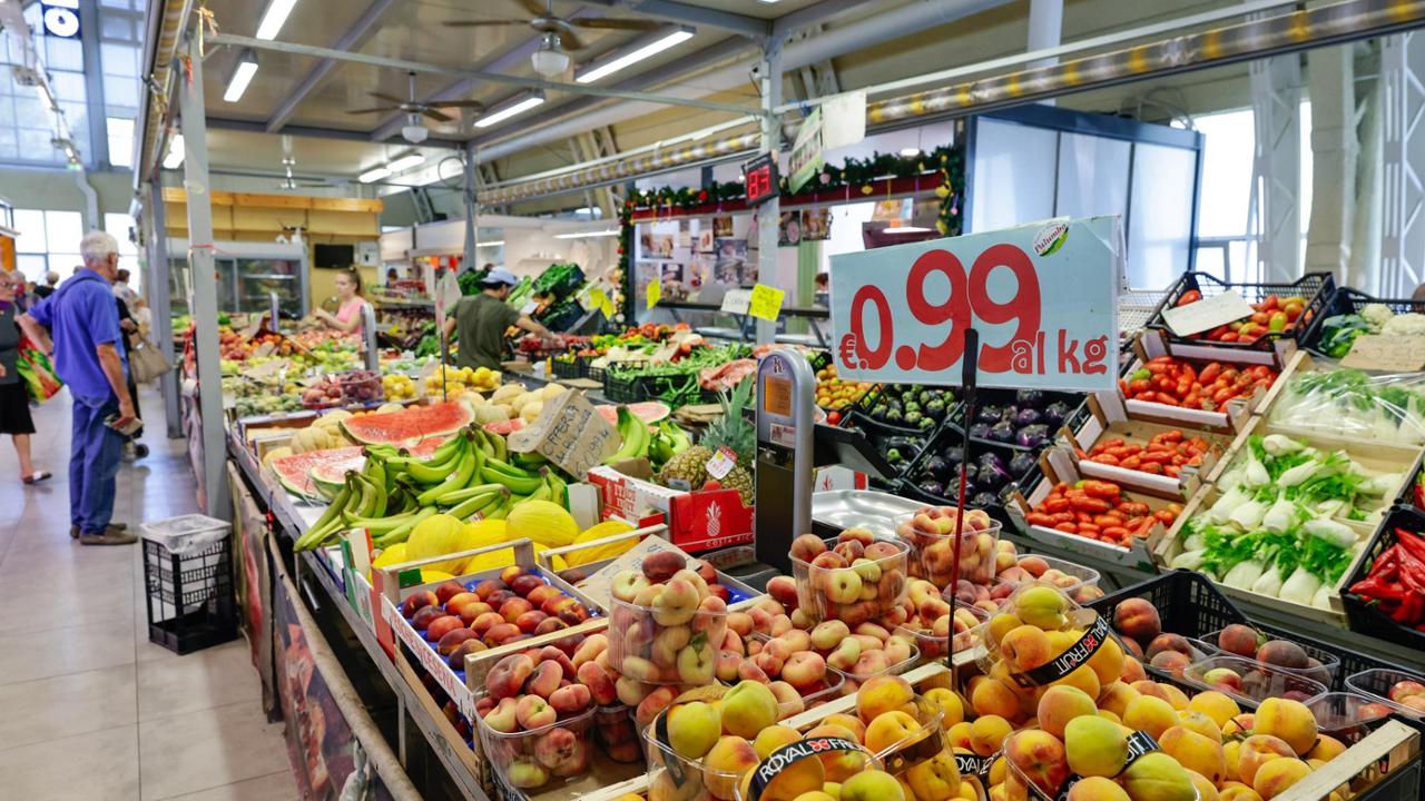 Novara, sui banchi del mercato i prezzi di frutta e verdura aumentano