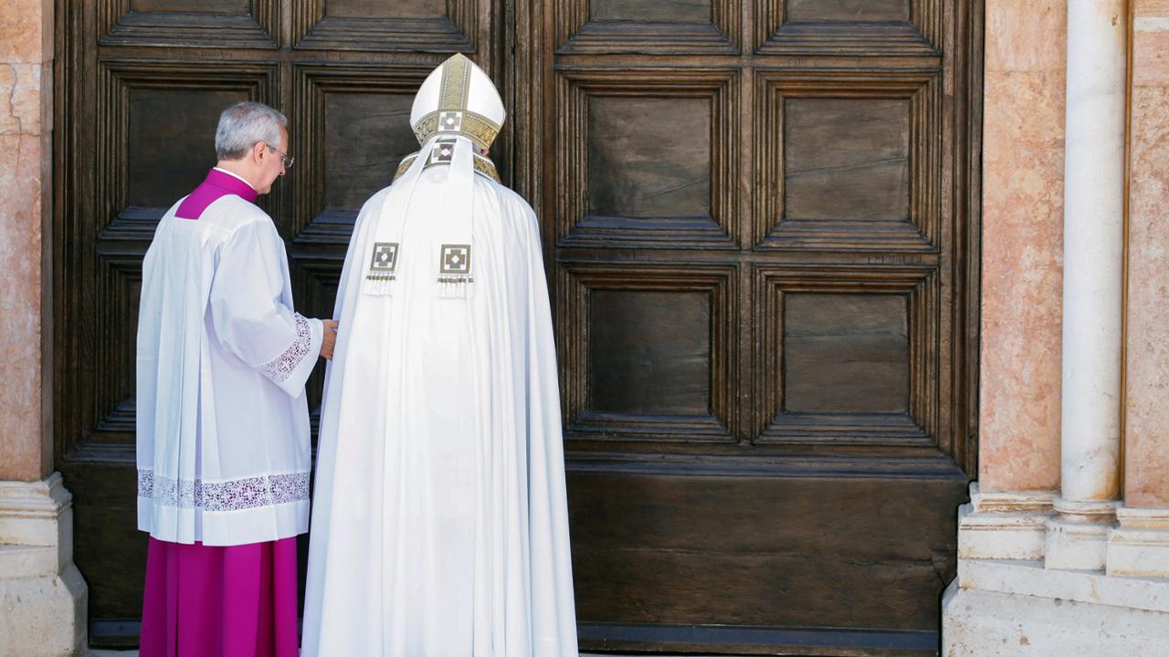 Papa Francesco a L’Aquila apre la Porta Santa Collemaggio - La Stampa