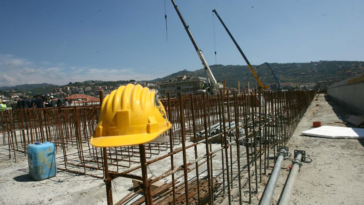 Roma, un’altra tragedia sul lavoro: un operaio di 47 anni cade dal ...