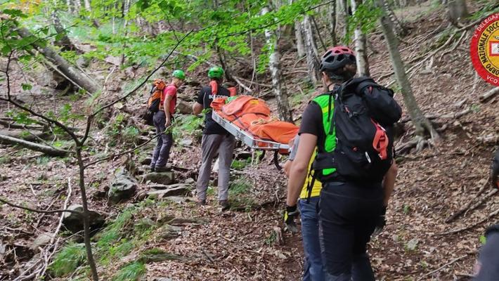 Si rompe una caviglia mentre cerca funghi: donna soccorsa in valle ...