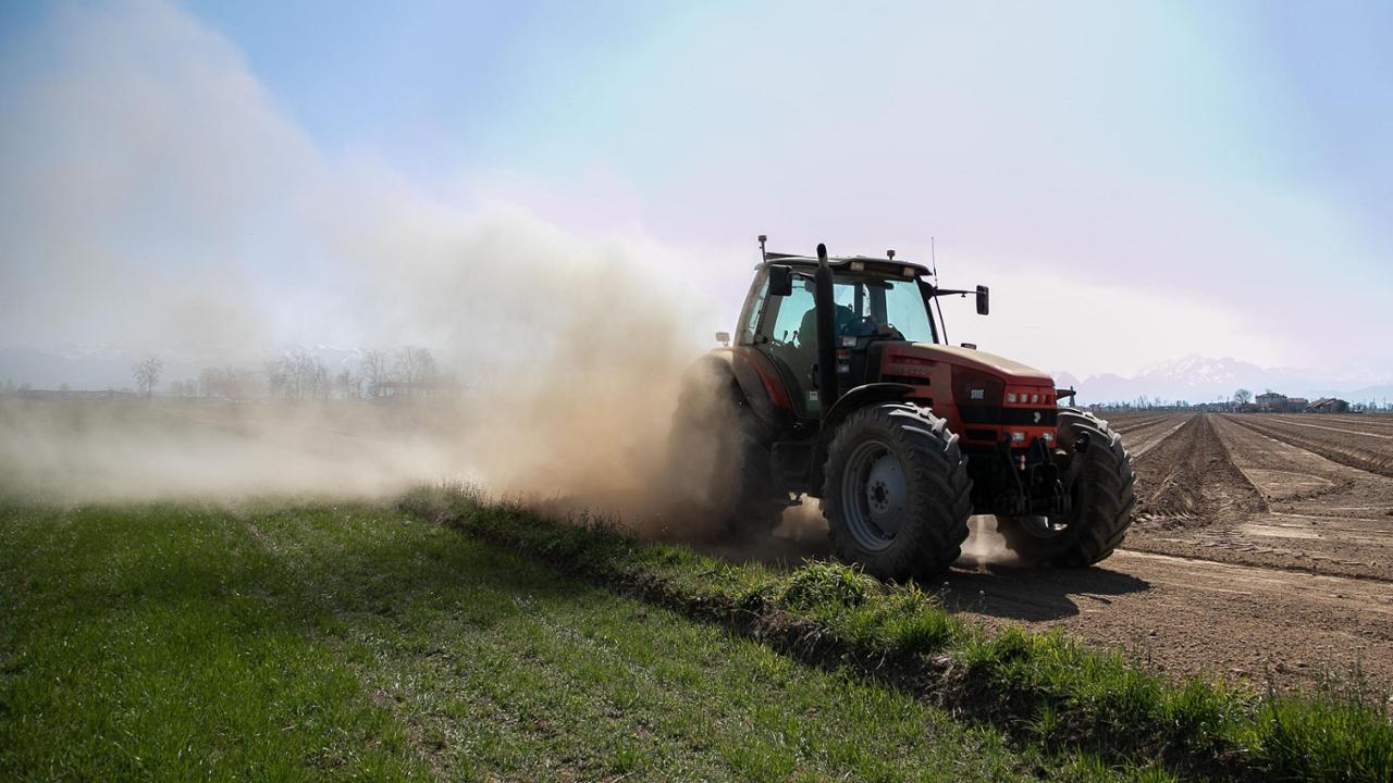 Incidente sul lavoro: si ribalta trattore, morto un agricoltore in ...