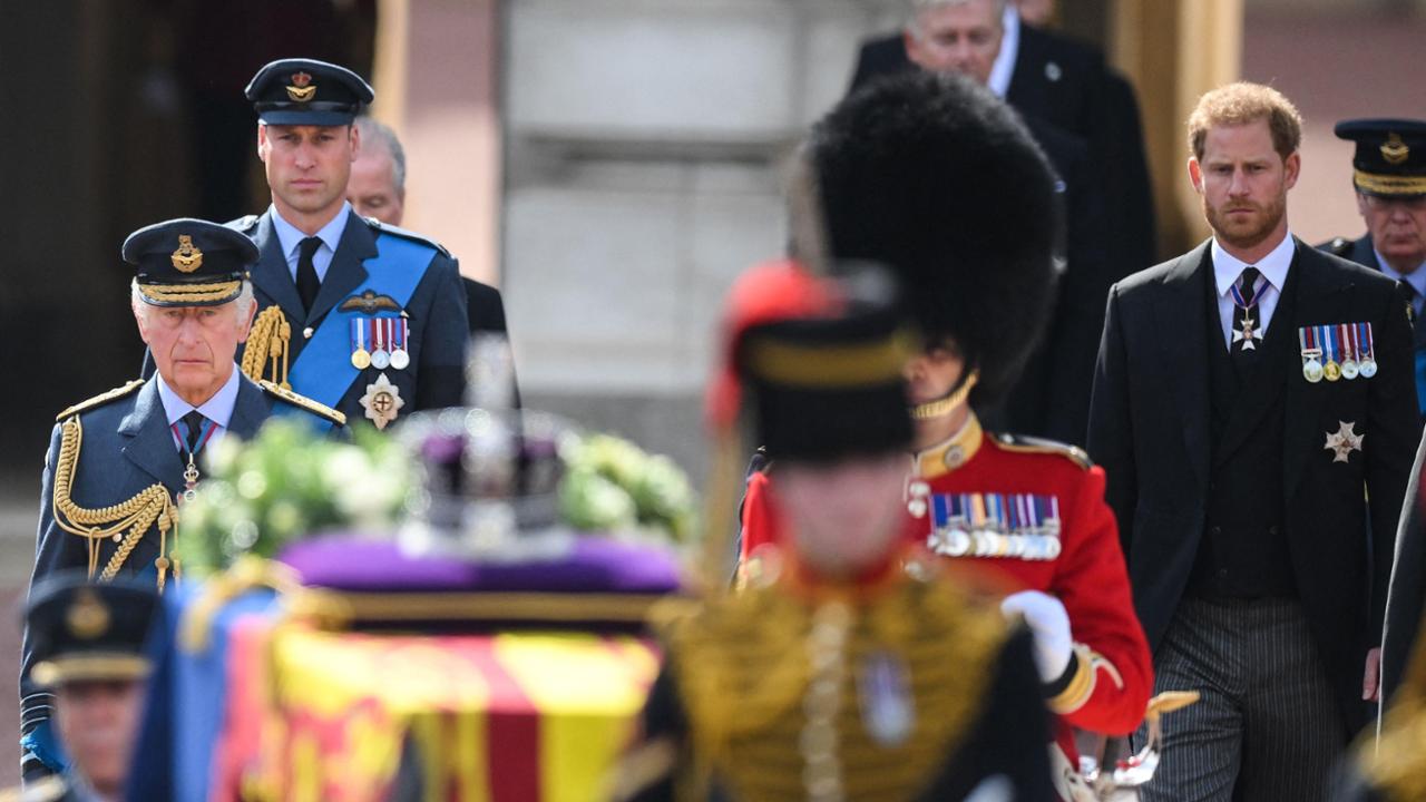 Trenta ore di coda e 16 chilometri per l'ultimo viaggio della Regina Il feretro di Elisabetta II da Buckingham Palace a Westminster - Vimarsana News
