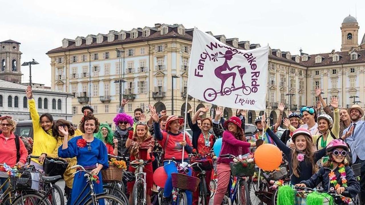 Donne in bici: allegre e protagoniste - La Stampa