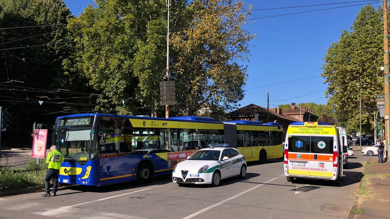 Dodici feriti in un incidente a Torino, auto contro un autobus di linea ...