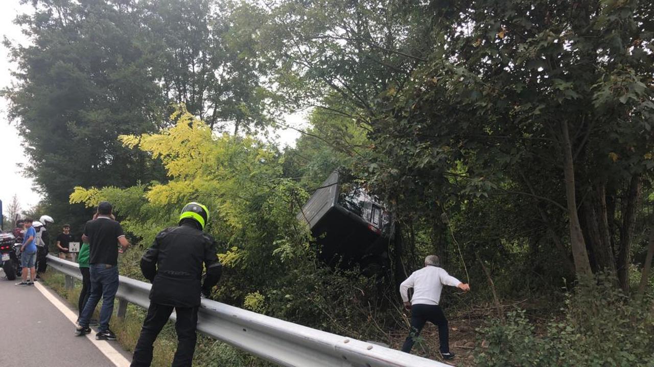 Furgone esce di strada sulla statale 28 a Nucetto e finisce nel bosco ...