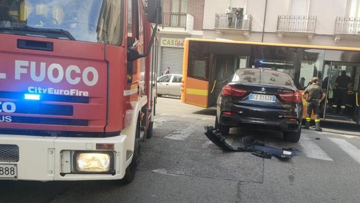 Incidente a Torino, scontro tra auto e bus di linea Gtt: sette feriti ...