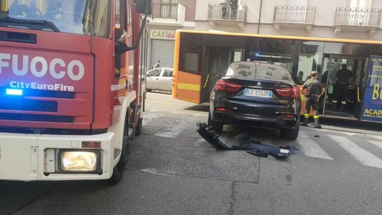 Incidente a Torino, scontro tra auto e bus di linea Gtt: sette feriti ...