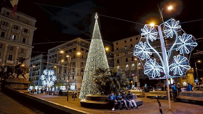Energia, piano austerity dei Comuni per Natale: luminarie spente di