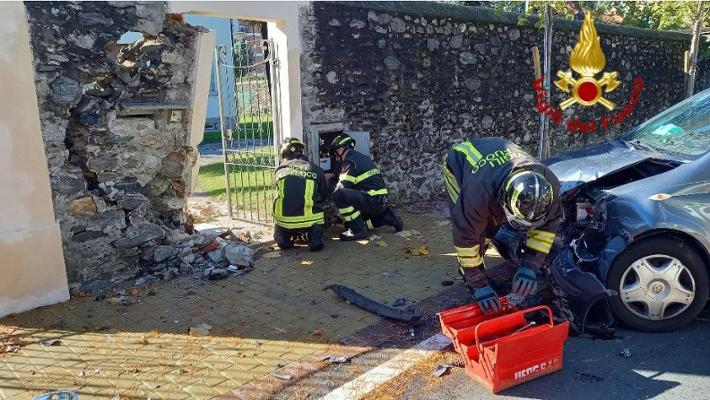 Verbania, auto si schianta contro il muro di una villa a Intra e rompe ...
