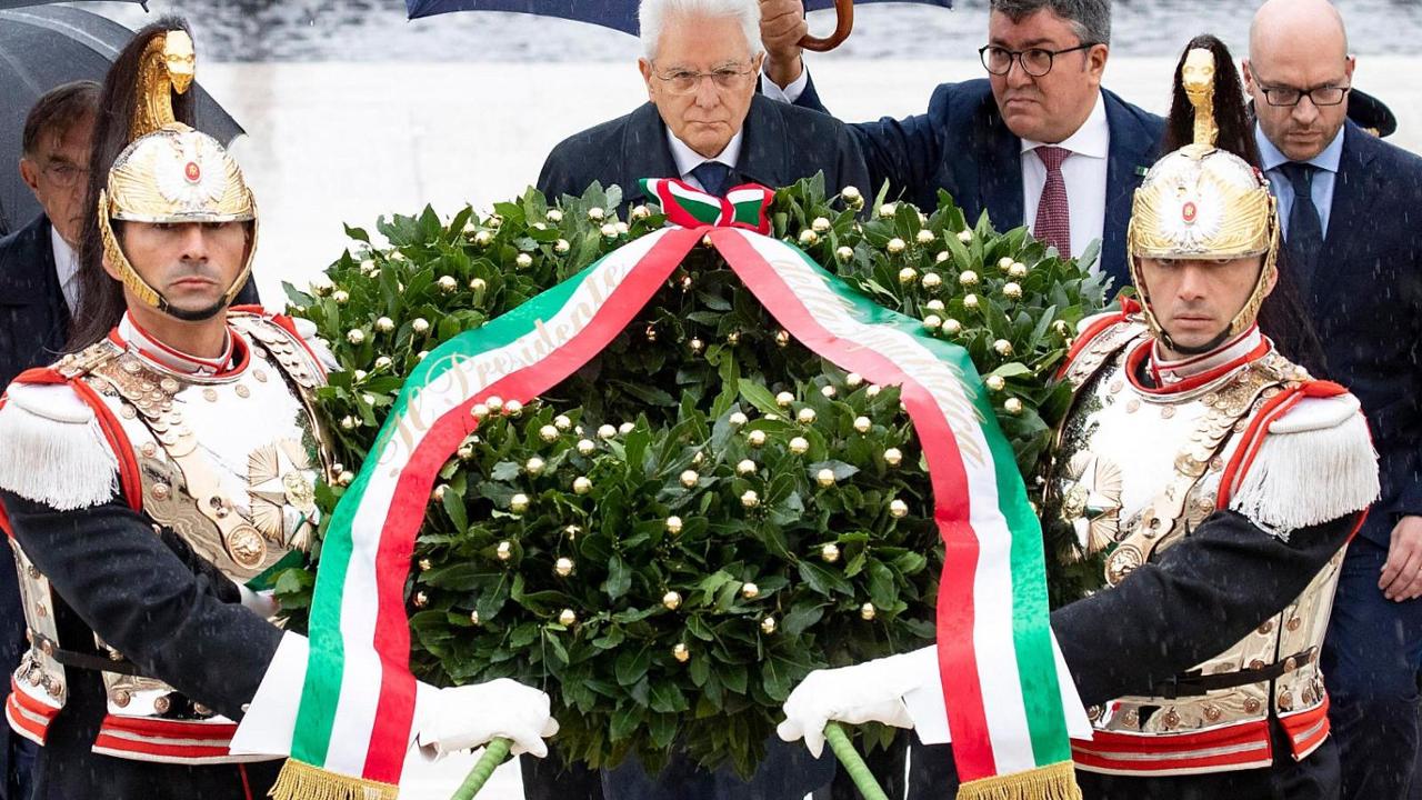 Mattarella all'Altare della Patria per il milite ignoto, la cerimonia
