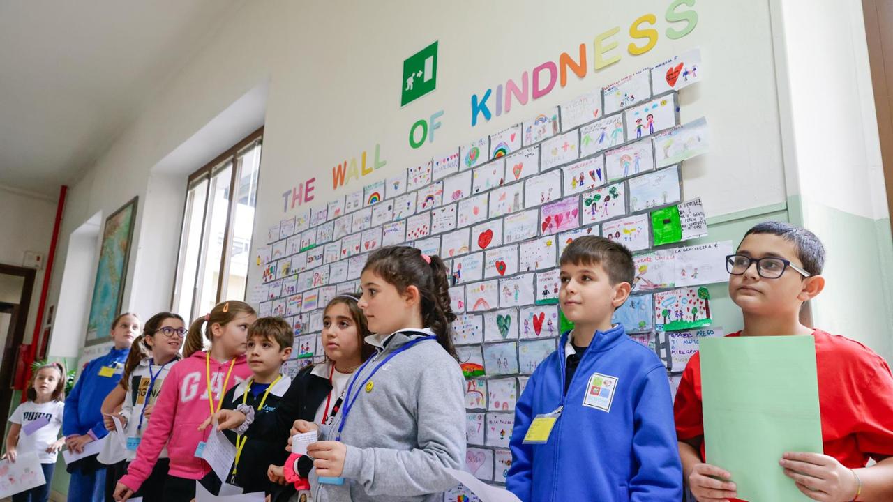 Capitale della gentilezza, il maxi collage a Novara realizzato a scuola ...