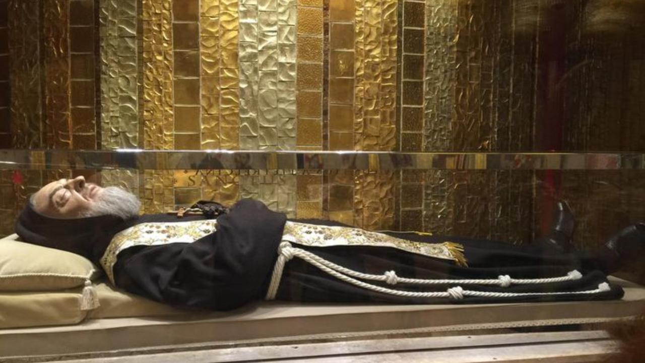 La salma di Padre Pio trovata "intatta" nel 2008 viene trasferita, il