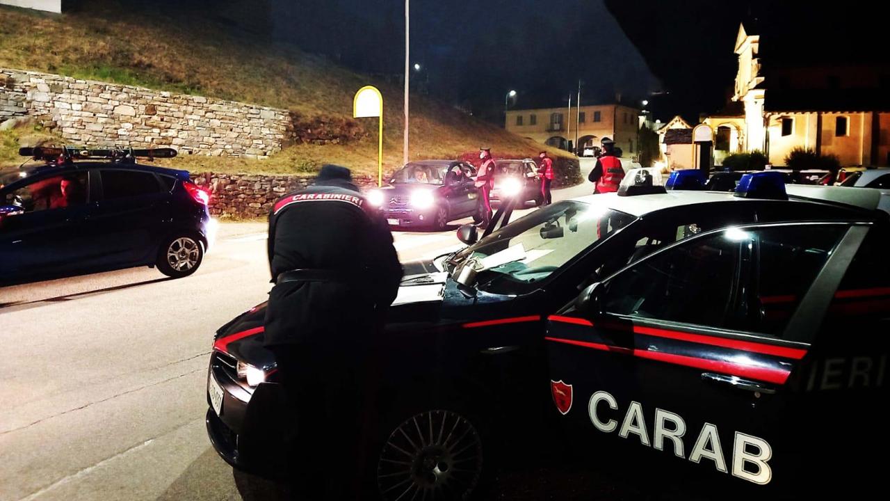 Favria Cerca Di Uccidere A Coltellate La Compagna Per Strada La Stampa