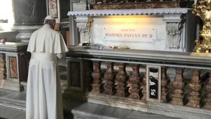 Papa Francesco in preghiera alla tomba di Giovanni Paolo II nel giorno