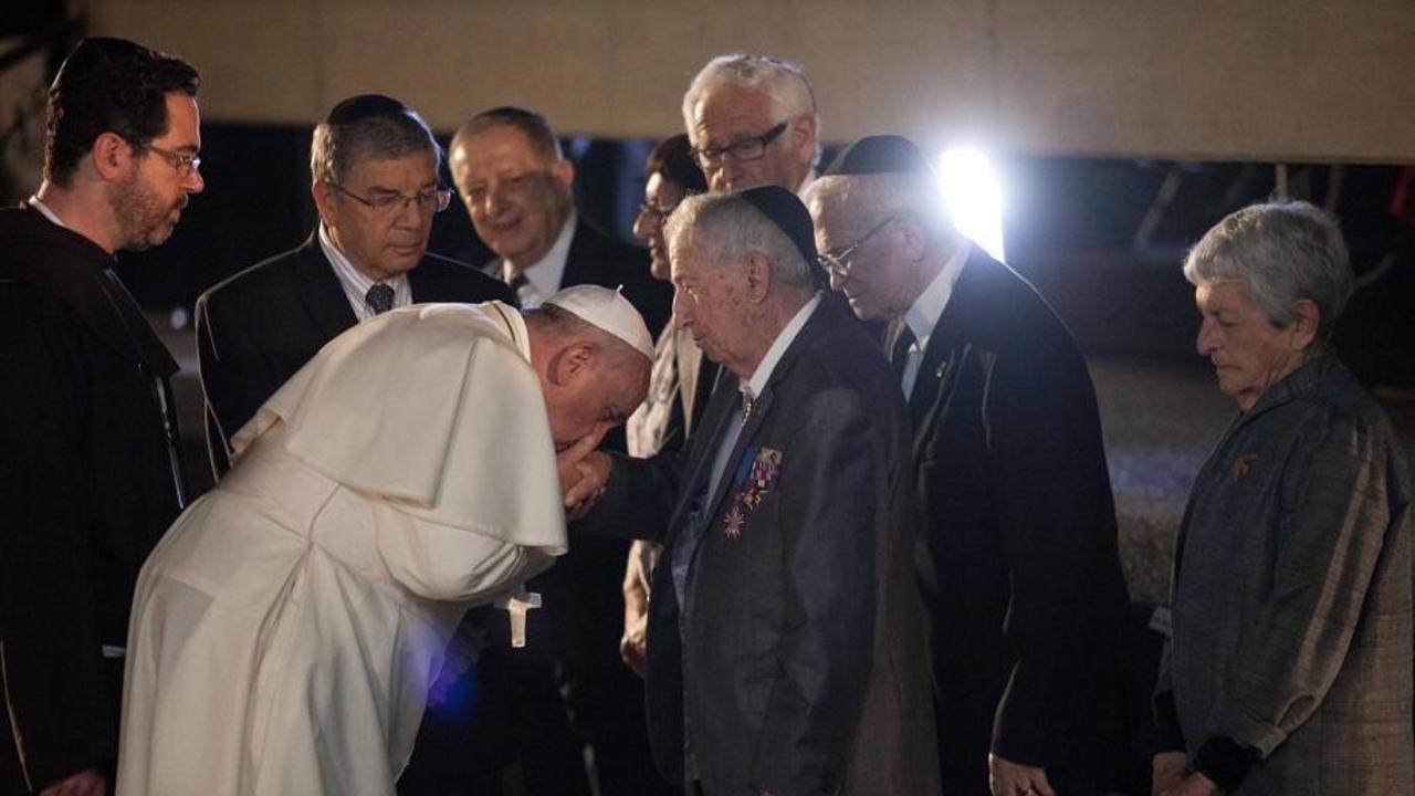 The reverse hand kiss, by a Pope who speaks with gestures - La Stampa