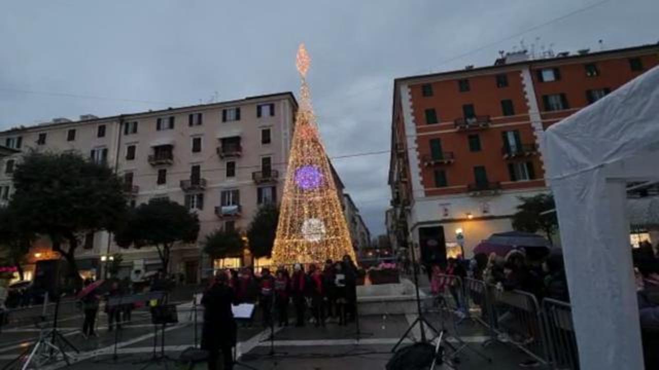 Savona Acceso L albero Di Natale In Piazza Sisto La Stampa