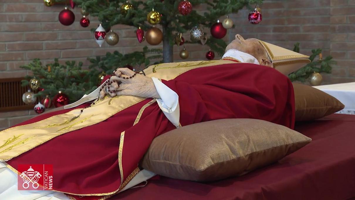 Esposta la salma di Ratzinger. L’esperto: “Ecco come la conserviamo