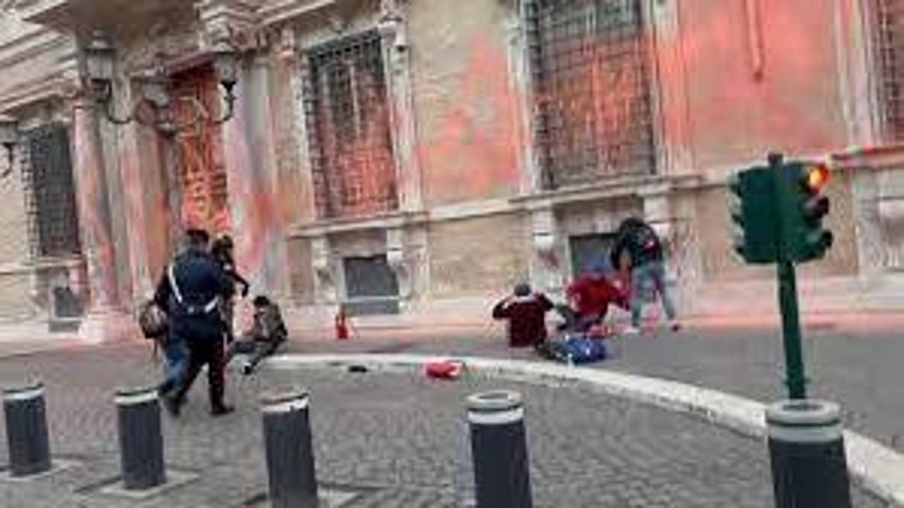 Roma Gli Ambientalisti Imbrattano Con La Vernice Rossa Il Palazzo Del 