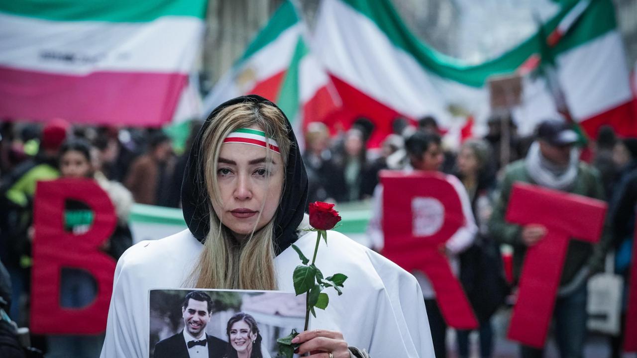 Iran, corteo in piazza a Torino contro le violenze del regime - La Stampa