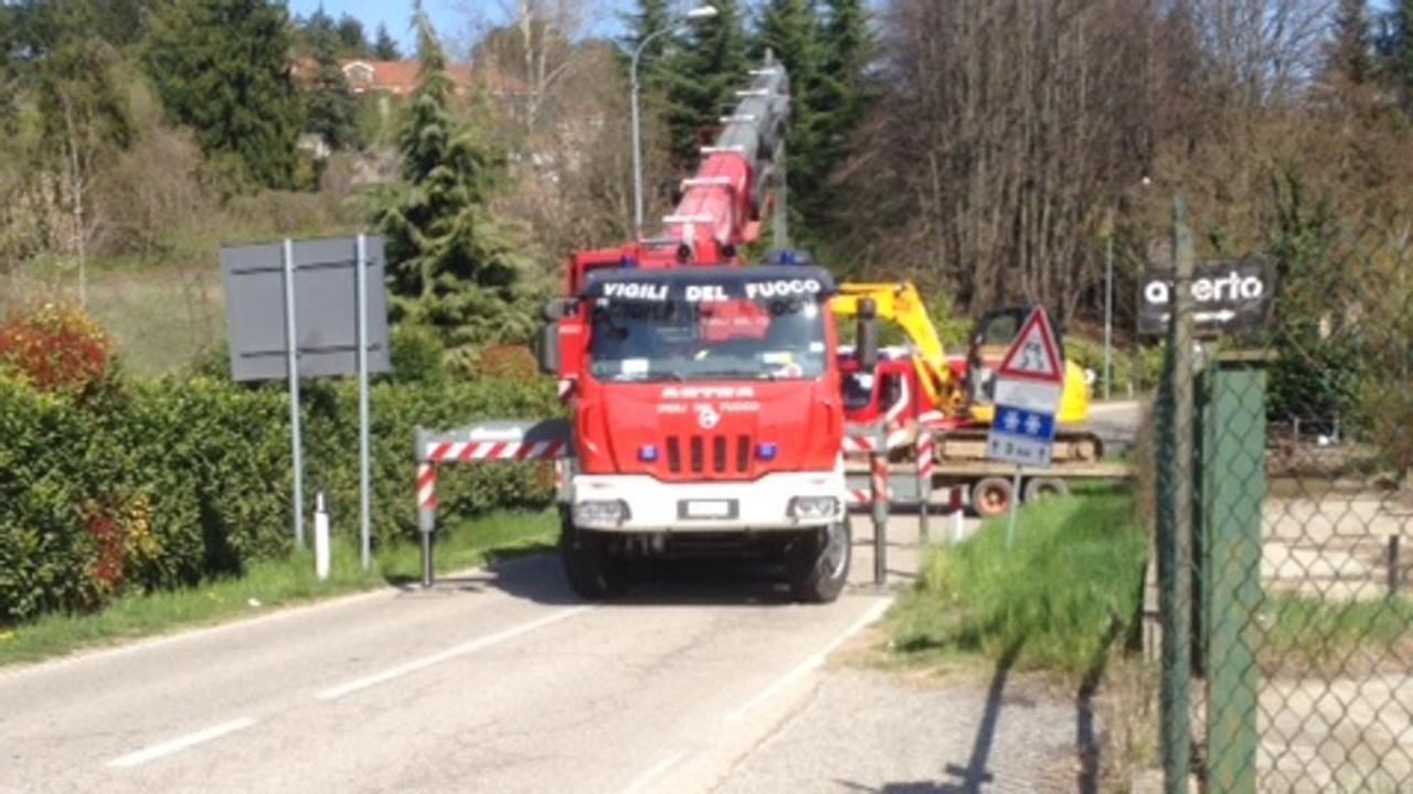 Muore schiacciato dal trattore che si ribalta - La Stampa