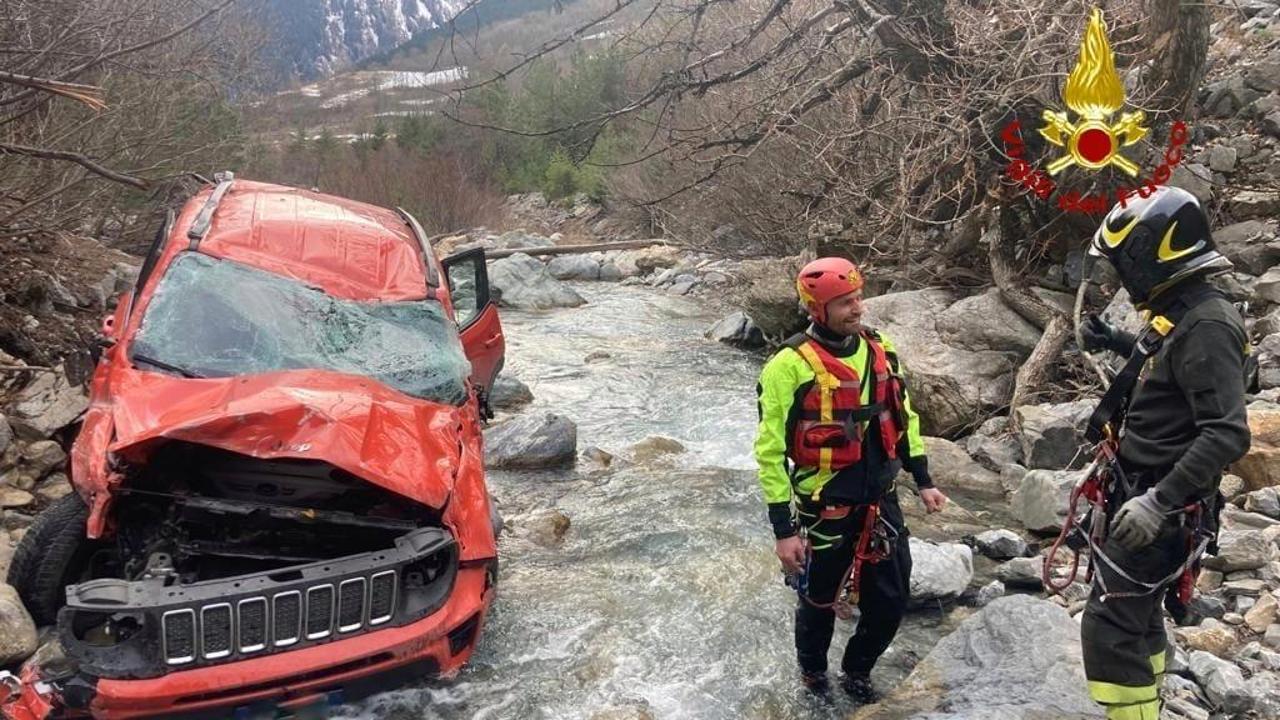 Pietraporzio Precipita Con Il Fuoristrada In Una Gola A Cuneo La Stampa