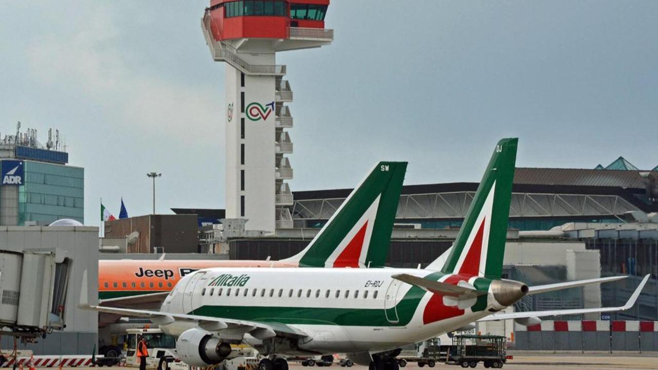 i controllori di volo negli aeroporti