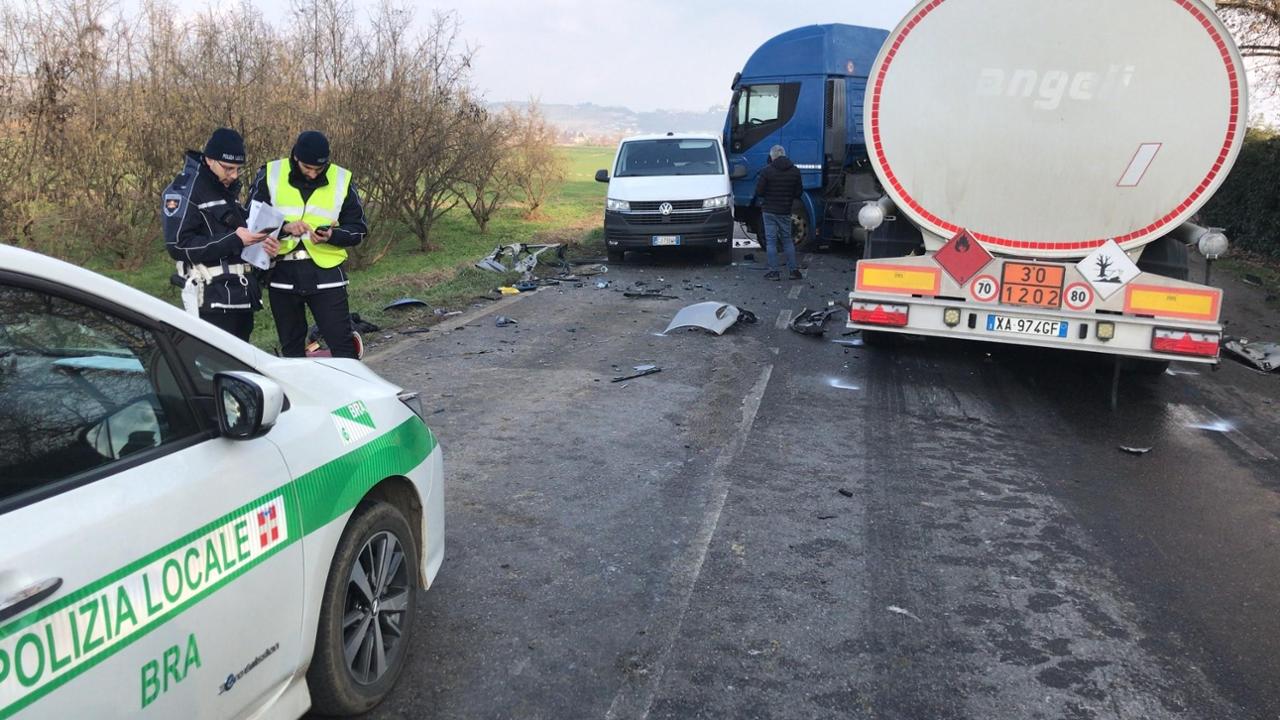 A Pollenzo scontro tra auto, furgone e camion: morta una donna - La Stampa