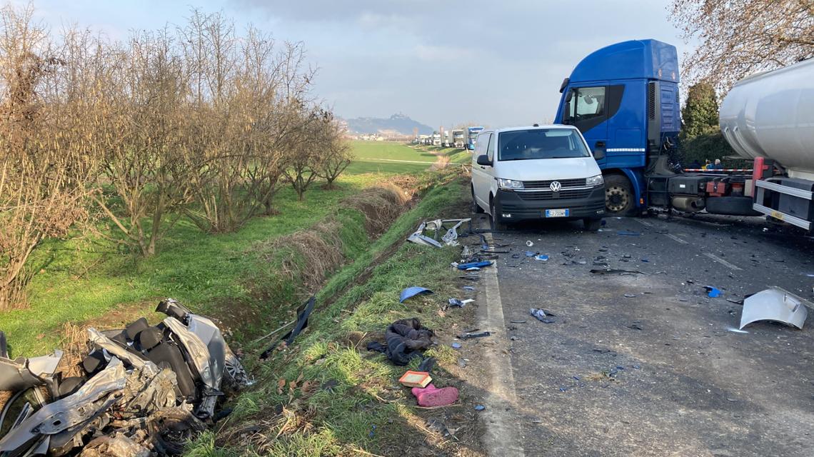 A Pollenzo scontro tra auto, furgone e camion: morta una donna - La Stampa