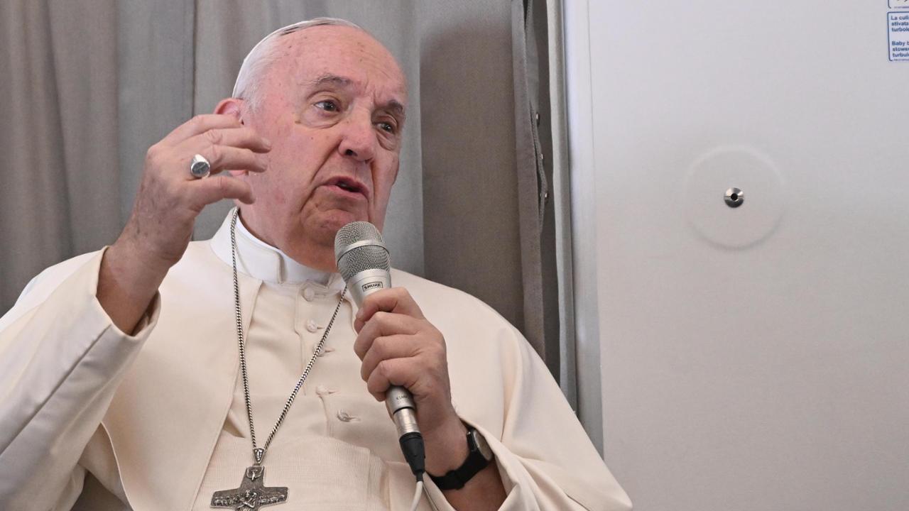 Il Papa Di Ritorno Dall Africa Parla Di Ratzinger E Risponde Agli 