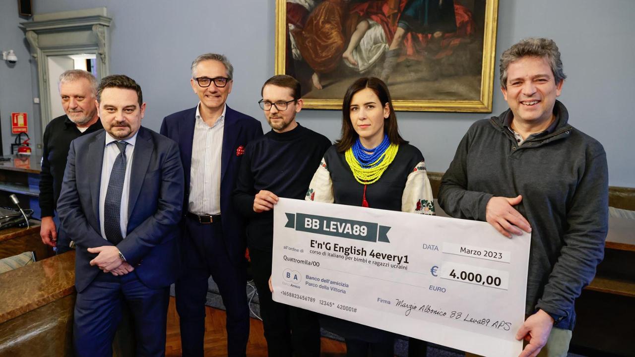 Assegno degli ex studenti Bocconi per la scuola dei profughi a Novara ...