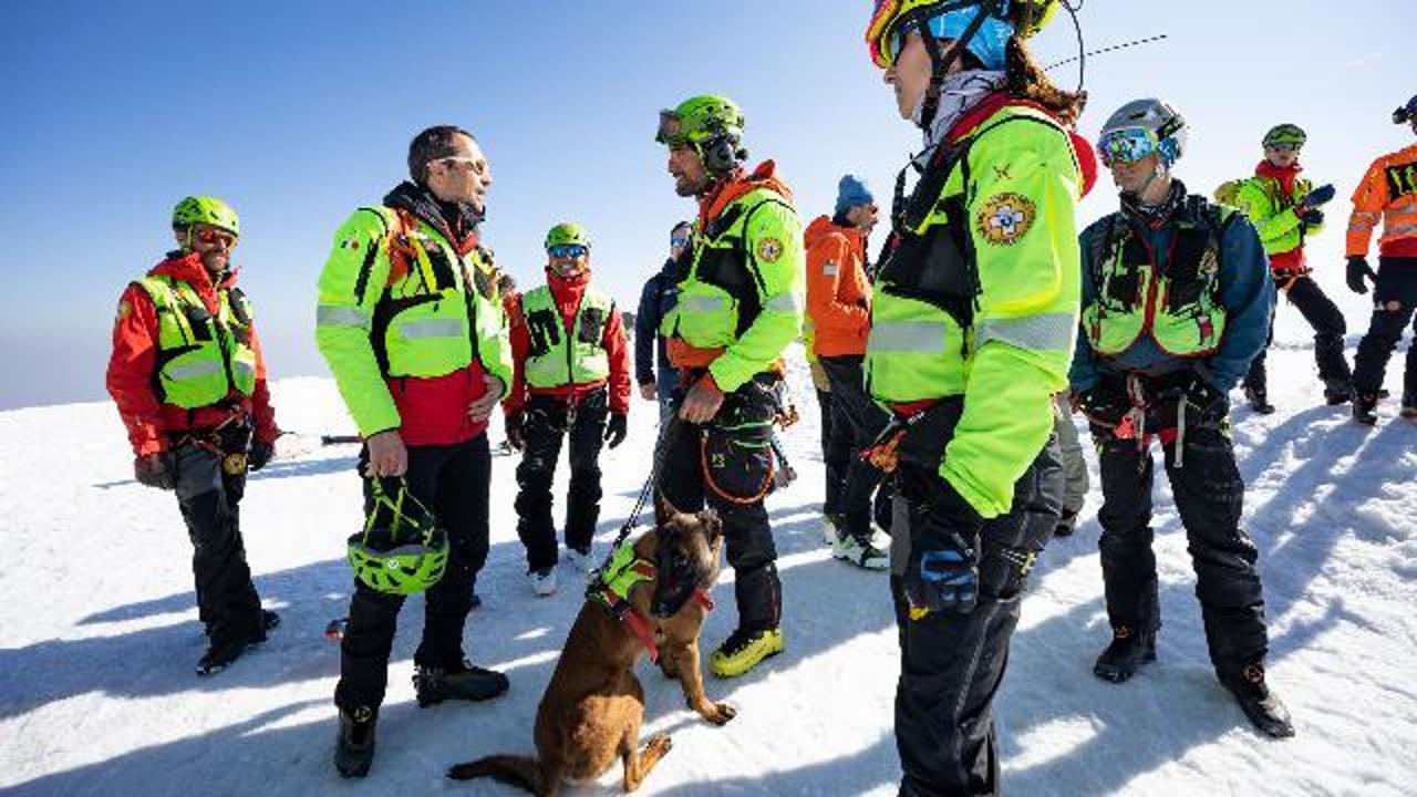 Sulla neve con gli specialisti anti-valanga: ad Artesina 40 cani da ...